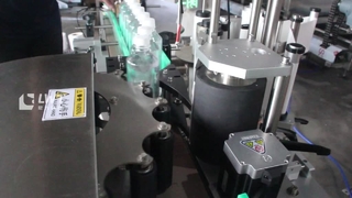 Etichettatrice per bottiglie rotonde con posizionamento della ruota a stella